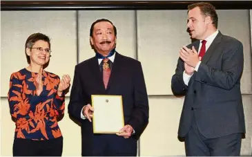  ??  ?? Proud moment: Tan holding his award as Berx (left) and De Backer look on.