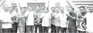  ??  ?? SARIFUDDIN (tengah) bergambar kenangan bersama Kassim (tujuh kanan), Darman (lima kiri) dan sebahagian para pegawai serta tetamu jemputan yang menghadiri majlis penutupan PSKPPS di Tawau.