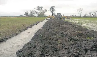  ??  ?? Chacabuco. Las máquinas trabajan en la canalizaci­ón del agua dentro de los lotes. En esa localidad bonaerense hay campos con un 30% de la superficie encharcada.