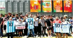  ?? ?? FANATICADA. Decenas de hinchas de Messi y Argentina se dieron cita para ver a “La Pulga” llegar a la Sultana del Norte.