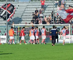  ??  ?? Sconsolati I giocatori del Vicenza ringrazian­o i loro tifosi a Fermo