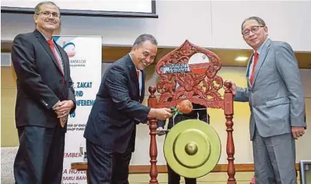  ?? [FOTO ASYRAF HAMZAH / BH] ?? Amiruddin (tengah) merasmikan persidanga­n Pengurusan Dana Sumbangan Zakat dan Wakaf 2018, sambil disaksikan DR Kamal (kanan) dan Mohamad Ishak di Bangi, Semalam.