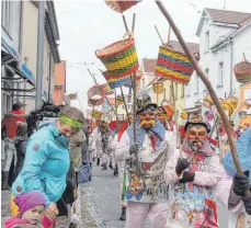  ??  ?? Die Dorauszunf­t aus Bad Saulgau sprang ebenfalls in Kißlegg mit. Bestaunt wurde sie von Groß und Klein.