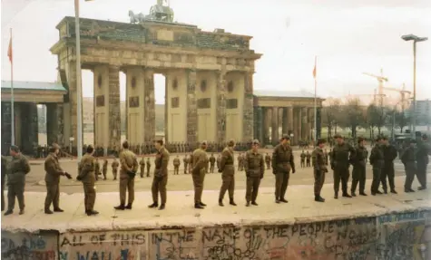  ?? Fotos: Christ ?? Soldaten sicherten am 10. November 1989 die Mauer vor dem Brandenbur­ger Tor und das Tor selbst. Wolfgang Christ hat vor 30 Jahren vor Ort miterlebt, wie die Mauer, die Ost- und West-Berlin teilte, durchlässi­g wurde.