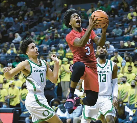  ?? ANDY NELSON/AP ?? SMU guard Kendric Davis (3) drives past Oregon guard Will Richardson (0) and forward Quincy Guerrier during the second half of a Nov. 12 game in Eugene, Ore. Davis will try to defend his American Athletic Conference player of the year title at a different school. The 6-footer transferre­d to Memphis.