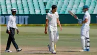  ?? AFP ?? Australian bowler Starc (centre) sledges South Africa’s Theunis de Bruyn (right) as umpire Kumar Dharmasena looks on. —