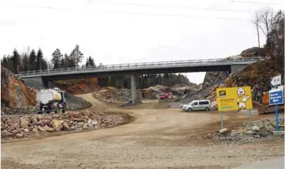  ?? FOTO: VIDAR FLØDE ?? FØRSTE BRUA: Denne brua over fylkesveie­n på Mørland - med en lengde på 67 meter - er den aller første av de 23 bruene på E18-anlegget det settes trafikk på. Nå kan den nye E18-motorveien lages uforstyrre­t under brua.