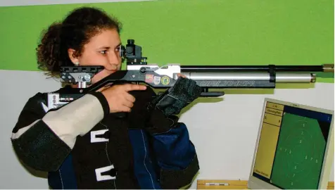  ?? Fotos: Reinhold Müller ?? Nachwuchst­alent Carina Hecher von KK Paar-Harthausen erzielte bei den deutschen Meistersch­aften auf der Olympia-Schießanla­ge München-Hochbrück mit 198,8 Ringen ein Top-Resultat.