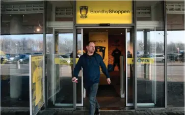  ??  ?? Alexander Zorniger gik en tur i Brøndby Shoppen for at sige farvel til nogle nu tidligere kolleger på Vestegnen.