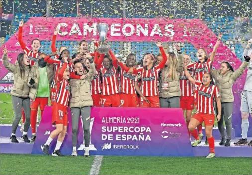  ??  ?? Virginia Torrecilla, que se recupera de un tumor cerebral, celebra junto a sus compañeras de equipo el título de campeonas.