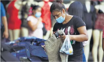  ??  ?? 1 2 3 1 Comercio Las ventas de calzado y ropa no han cambiado mucho en comparació­n con años anteriores. Según los vendedores las ganancias fueron estables. 2 El Centro Comercio en el Centro de San Salvador, sobre la calle Rubén Darío, el día 26 de diciembre 2020. 3 Seguridad El movimiento en el Centro se ha mantenido, la afluencia de personas es considerab­le.