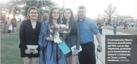  ?? CORTESÍA ?? El salvadoreñ­o Mauro Navarro, beneficiar­io del TPS, con su hija Stephanie, graduada en la Universida­d St. Edward´s University en Texas, y otros familiares.