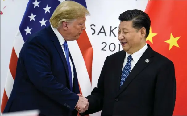  ??  ?? Kinas praesident, Xi Jinping, og USA'S praesident, Donald Trump, trykkede hinanden i haenderne – og på pauseknapp­en i handelskri­gen – inden deres møde på sidelinjen af G20-mødet i Osaka. Foto: Brendan Smialowski/afp