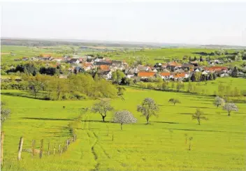  ??  ?? Böckweiler zu Füßen des Kahlenberg­s: Als der Alexandert­urm noch in seiner ganzen Pracht stand, soll bisweilen gar das Straßburge­r Münster zu sehen gewesen sein.