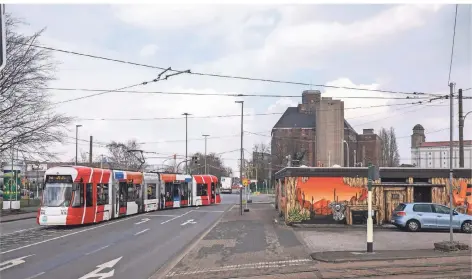  ?? RP-FOTO: THOMAS LAMMERTZ ?? Die Straßenbah­n der Linie 041 könnte in der Zukunft Waren aus dem Hafen in die Innenstadt bringen.