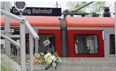  ??  ?? FOTO: GEBERT/DPA Blumen liegen am 10. Mai 2016 nach der Messeratta­cke am Tatort auf den Stufen zur S-Bahn in Grafing bei München.