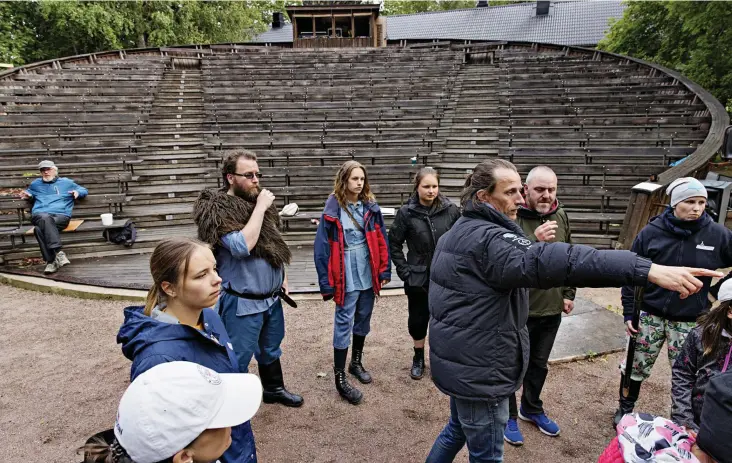  ?? FOTO: KRISTOFFER ÅBERG ?? Gemenskape­n och samvaron är lika viktiga som att berätta en bra historia, säger regissören Tobias Zilliacus. Från vänster: Ilkka Relander, Julia Salminen, J. Edgar Nieminen, Livia Wikström, Emilia Tenhunen, Zilliacus, John Whitesmith och Terhi Rönnholm.