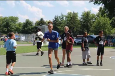  ?? MEDIANEWS GROUP FILE PHOTO ?? Kids play basketball on a court at Memorial Park in Pottstown. There’s plenty of opportunit­ies for kids to get outdoors over the summer months.