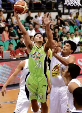  ?? AUGUST DELA CRUZ ?? GLOBALPORT guard Roi Sumang pops a shot off Jervy Cruz, who has since moved out of Barako Bull, in their eliminatio­n-round encounter on Nov. 8. The Batang Pier won this one, 105-91,