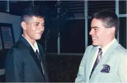 ?? FOTO: VÍCTOR FERNÁNDEZ C. ?? Francisco Munguía y Víctor Fernández, en su baile de graduación de secundaria, en 1993. Fueron compañeros de escuela, colegio, scouts y en Grupo Nación.