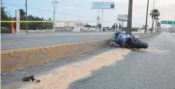  ??  ?? Lesiones. El motociclis­ta presentaba golpes en el pecho, espalda y cráneo.