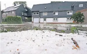  ?? FOTO: RENE TRAUT/IMAGO ?? In Siegen-Oberscheld­en ging bei dem Unwetter am Freitagnac­hmittag ein heftiger Hagelschau­er nieder.