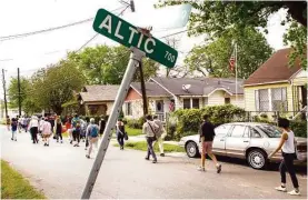  ?? Brett Coomer photos / Houston Chronicle ?? The “Remote Houston” tour route winds through an East End neighborho­od on its way to downtown.