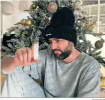  ?? INSTAGRAM ?? Dani Mateo, con su test de antígenos positivo y el árbol de navidad.
