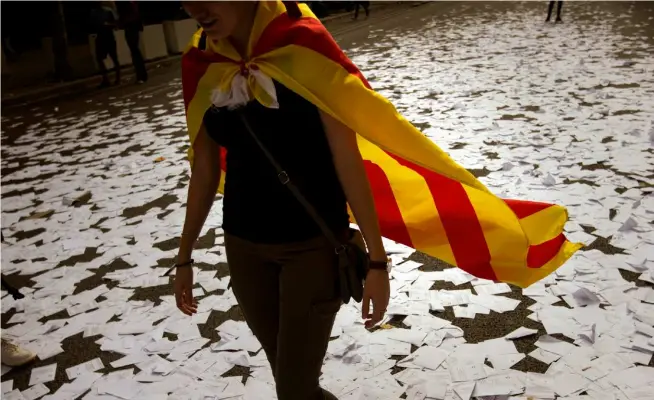 ??  ?? Puigdemont: se verrà applicato l’art. 155 dichiarere­mo l’indipenden­za