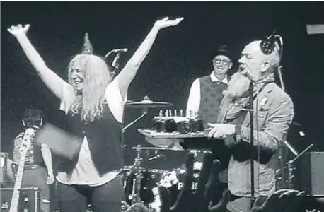  ??  ?? Patti Smith y Michael Stipe, con el pastel en sus manos, en un momento del concierto del viernes