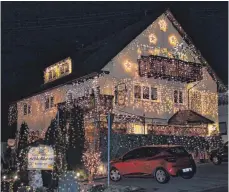  ?? FOTOS: FRANZISKA TELSER ?? 15 000 Lichter beleuchten das Gasthaus Schloßhof.