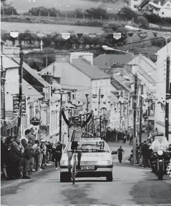  ??  ?? Piotr Chmielewsk­i from Polan crosses the finishing line in Rás at Dingle.