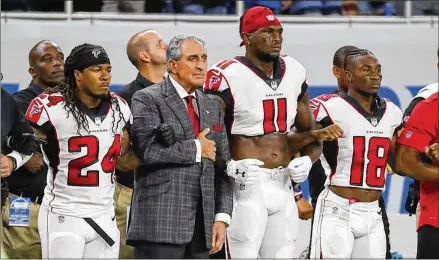  ?? RICK OSENTOSKI / ASSOCIATED PRESS ?? Falcons owner Arthur Blank stands with his players, arms interlocke­d, during the playing of the national anthem before their game against the Lions in 2017 in Detroit.