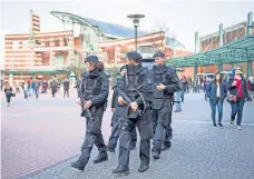  ??  ?? Policías armados vigilaban ayer el centro comercial llamado “Centro”, en Oberhausen, tras ser cerrado para prevenir un ataque extremista.