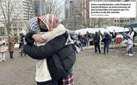  ?? PHOTO ANOUK LEBEL ?? Deux manifestan­tes, Leila Khaled et Sascha Robson, se sont enlacées de joie lorsqu’elles ont appris que l’injonction avait été refusée.