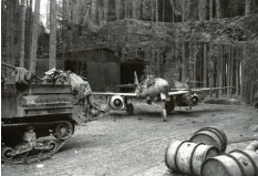  ?? Foto: Nara ?? Im Wald unter Tarnnetzen wurde in den letzten Kriegsmona­ten 1945 der Düsenjäger Me262 montiert. Einige Flieger starteten auf der Reichsauto­bahn.