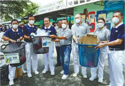  ?? HAFIZ SOHAIMI/THESUN ?? Tan (third left) with foundation members at the launch of its recycling station at the Bukit Jalil Golf and Country Resort on Sunday. –