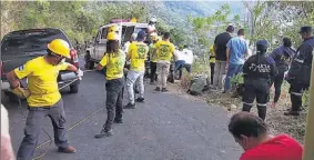  ??  ?? Escabroso. Lo difícil del terreno prolongó el rescate del cuerpo de José Marroquín.