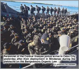  ?? A.N. BANAYNAL/THE FREEMAN ?? Personnel of the Central Visayas police arrive in Cebu City yesterday after their deployment in Mindanao during the plebiscite on the Bangsamoro Organic Law.