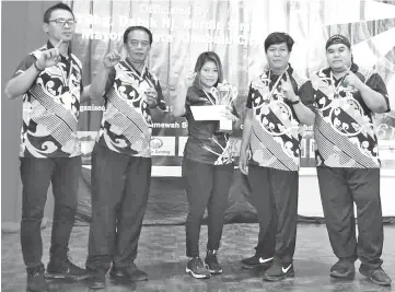  ??  ?? TEAM CHAMPIONS: Mohd Hairul (from left), Pg. Mohamad, team manager Anita Samsudin, Hafiz and Ak. Hamdi winner of the Main Team event title at the 14th Internatio­nal Sabah Open Dart Tournament in Manggatal over the weekend.