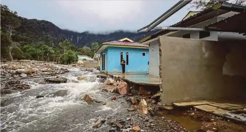  ?? ?? KEADAAN sekitar kawasan pusat penginapan dan chalet milik Siti Hajar Abdul Hamid di Jalan Titi Hayun, Yan yang rosak teruk dengan anggaran kerugian RM95,000 akibat banjir kilat, kelmarin. Tinjauan mendapati sebahagian struktur chalet itu pecah dibawa arus deras sungai berdekatan dan sebahagian dalam kawasan premis dipenuhi batu dan ranting kayu beserta lumpur tebal. Siti Hajar berkata, jumlah kerugian itu termasuk kos membina tembok baharu serta kerja baik pulih lain termasuk kolam renang di chalet itu selepas kejadian banjir teruk akibat fenomena kepala air di situ pada 18 Ogos lepas.