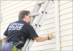  ?? Hearst Connecticu­t Media file photo ?? Ed Rondano, of the Stamford Police Department, investigat­es evidence of gunshots on July 11, 2012.