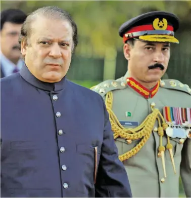  ?? BILD: SN/APA/AFP/A.QURESHI ?? Wegen Korruption ist Premier Nawaz Sharif (li). 2017 gestürzt worden. Das Militär soll seine Hände im Spiel gehabt haben.