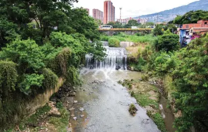  ?? FOTO JULIO CÉSAR HERRERA ?? La Iguaná es una de las principale­s microcuenc­as de Medellín, en la que confluyen varias quebradas. Estas serán intervenid­as como parte del saneamient­o del río Aburrá.