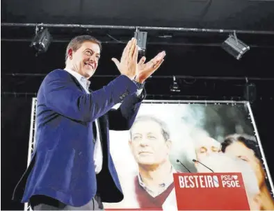  ?? LAVANDEIRA JR / EFE ?? El candidato socialista a la Xunta, José Ramón Gómez Besteiro, ayer en un mitin en Boiro, A Coruña.