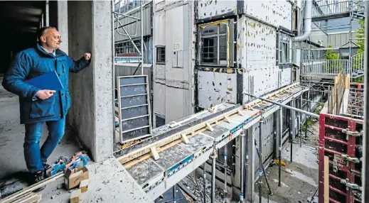  ?? Fotos: Sarah Jonek ?? Bauleiter Jochen Onischke zeigt, dass der Neubau mit Gateways mit dem Altbau des Klinikums verbunden wird.