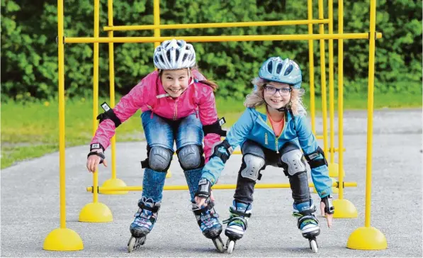  ??  ?? Nur wer sich sicher auf den Inlinern fühlt, der kann auch gezielt bremsen. Celina und Helena lernen beim Kurs des TSV Gersthofen spielerisc­h und mit viel Spaß, wie man gut auf den flotten Rollen unterwegs ist.