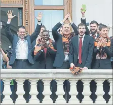  ?? FOTOS: EFE ?? Bojan Dubljevic, estrechand­o las manos de los aficionado­s a la llegada al ayuntamien­to, desde cuyo balcón los héroes del Valencia Basket se dirigieron a su gente. Algunos, como Guillem Vives, aprovechar­on para inmortaliz­ar el momentoy hacerse algún...