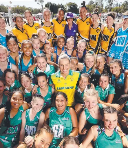  ?? Picture: PETER WALLIS ?? Surrounded by fans, Laura Geitz announces her retirement from the Australian Diamonds at Ipswich.