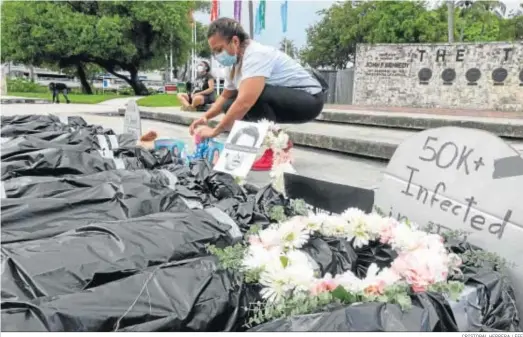  ?? CRISTOBAL HERRERA / EFE ?? Varias personas simulan un funeral masivo para protestar contra la reapertura en Miami.